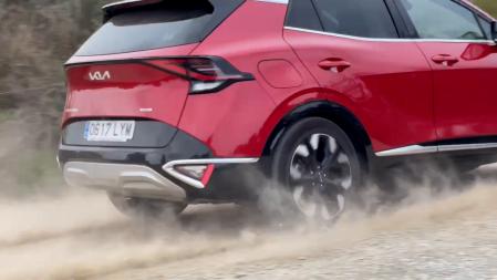 La tracción total con reparto automático de par y varios programas electrónicos de tracción le dan un elevado plus en pisos de baja adherencia, pero no deja de ser un crossover al uso.&nbsp;