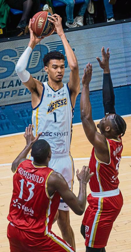 Levallois-perret (France), 10/03/2023.- Mets 92's French power forward Victor Wembanyama (C) in action during the French Elite Basketball match between Boulogne-Levallois Metropolitans 92 and Sluc Nancy, in Levallois-Perret, near Paris, France, 10 March 2023. (Baloncesto, Francia) EFE/EPA/CHRISTOPHE PETIT TESSON