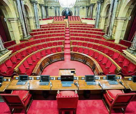 foto XAVIER CERVERA 04/03/2021 el hemisciclo del parlament de catalunya ,vacio, en un dia sin pleno pero con todas las luces abiertas, con su tipica alfombra y felpudo de los asientos rojo (des de la mesa, atril, y otro lado ,junto al 'gallinero' d espectadores) parc ciutadella ,barcelona