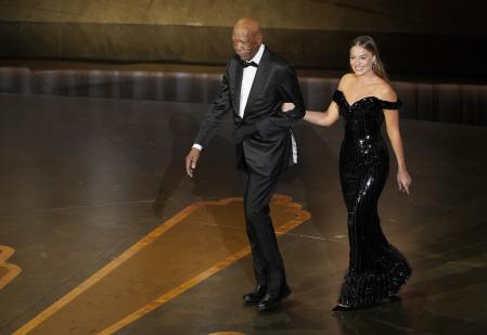 Morgan Freeman y Margot Robbie han presentado uno de los premios de los Oscars