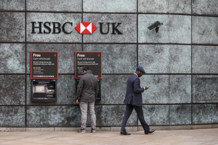 Usuario de banca operando en un cajero automático en una sucursal bancaria de HSBC en Londres, Reino Unido