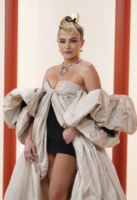 Florence Pugh con su conjunto de Valentino en la alfombra roja de los premios Oscars