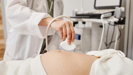 En 2020, alrededor de 800 mujeres murieron cada día por causas relacionadas con el embarazo o el parto