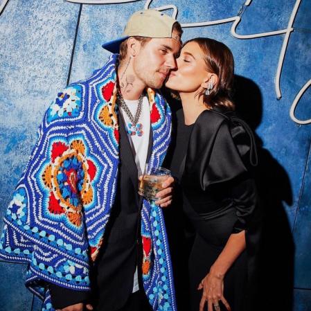 Justin Bieber, con la manta, recibe un cariñoso beso de su mujer