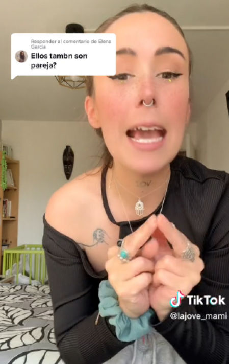 Explicando su relación poliamorosa