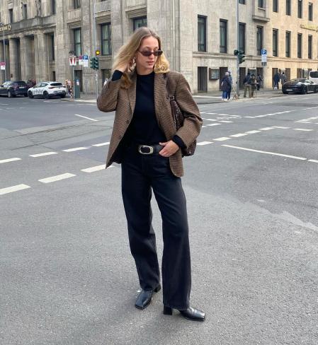 Una usuaria de Instagram combina el blazer tendencia con un total look en negro