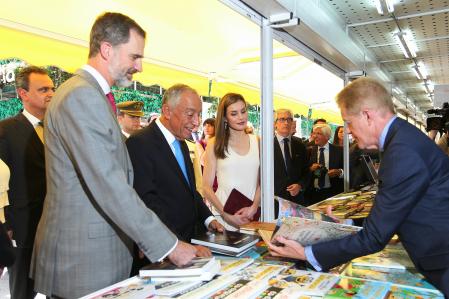 Los Reyes con el presidente de Portugal inauguran la feria del libro en el retiro