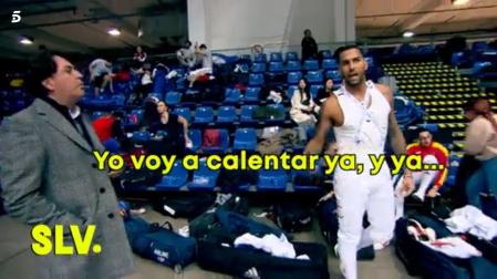 Yulen Pereira le dice a Pipi Estrada que le atiende después de entrenar