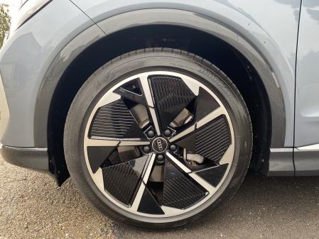 Las grandes llantas de 21 pulgadas, con neumáticos 235/45 R21, van carenadas para optimizar el rendimiento aerodinámico&nbsp;