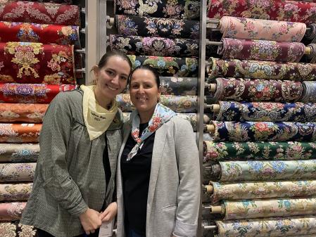 Ana Belén y Sandra, falleras y empleadas de una tienda de indumentaria valenciana
