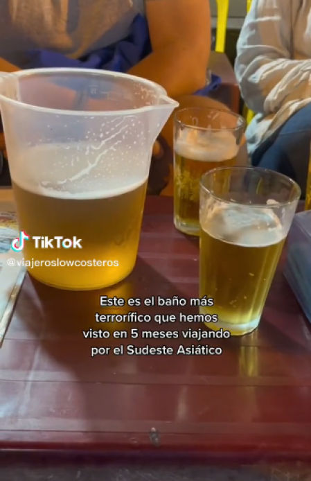 Tomando unas cervezas antes de ir al baño