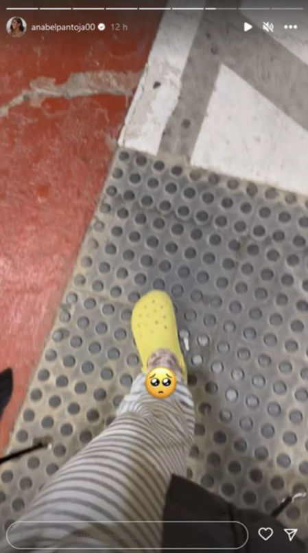 Anabel Pantoja muestra el pantalón de su pijama de camino a la gasolinera