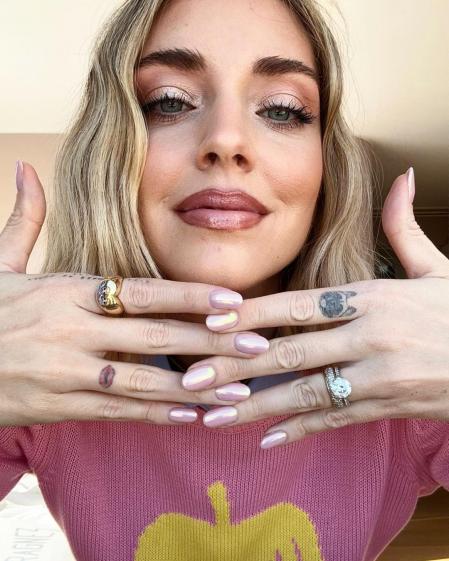 Chiara Ferragni posa con su nueva manicura perlada
