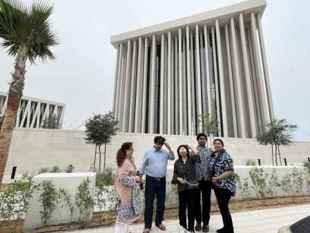 Una familia india residente en Abu Dabi frente a las Casas Abrahámicas recién inauguradas en la Isla de la Felicidad