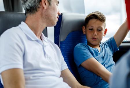 Dos pasajeros viajan en un autobús sin llevar el cinturón de seguridad