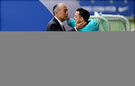 El vicepresidente deportivo Rafa Yuste acudió a la ciudad deportiva para desearle suerte a Xavi y a los jugadores