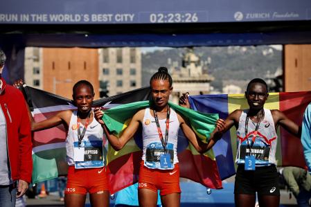 Las tres ganadoras en la categoría femenina del maratón de Barcelona