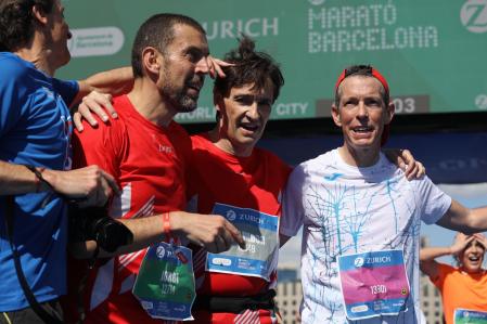 En el medio de la fotografía, Salvador Illa