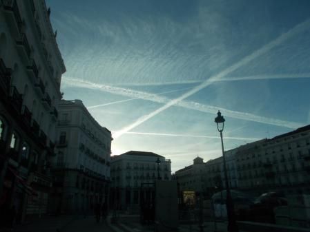 Estelas de condensación en el cielo del centro de Madrid.