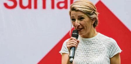 La vicepresidenta segunda del Gobierno y ministra de Trabajo, Yolanda Díaz, durante su intervención este domingo en el Palacio de Congresos de Sevilla (FIBES). 
(Raul Caro / EFE)