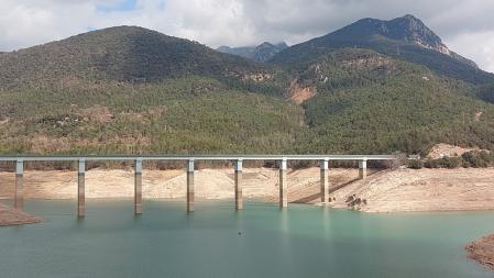 Marcas de la sequía en los pilares del puente del pantano de la Baells.