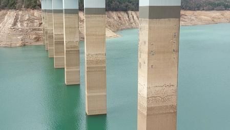 Marcas de la sequía en los pilares del puente del pantano de la Baells.