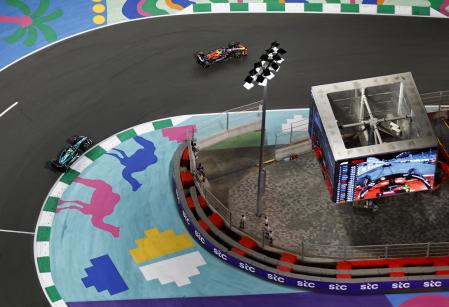 Imagen aérea de Checo Pérez y Fernando Alonso, el pasado fin de semana en el circuito de Jeddah, Arabia Saudí REUTERS/Rula Rouhana