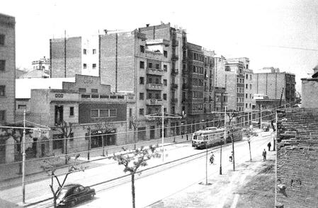 Paso del tranvía por el Paseo Maragall.