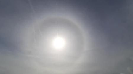 Halo solar en el inicio de la primavera en Gavà.