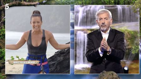 'Supervivientes 2023': Carlos Sobera, alucinado ante el chaparrón que le cae en directo a su compañera Laura Madrueño