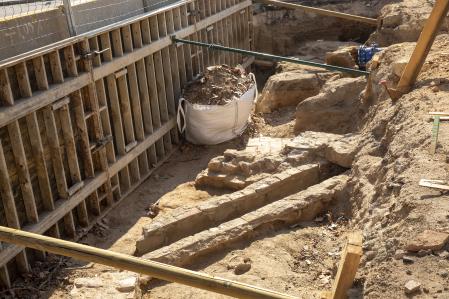 Vestigios de antiguas habitaciones aparecidas en la Rambla dentro de la muralla medieval de Barcelona