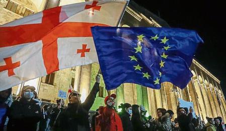 Tbilisi (Georgia), 09/03/2023.- Supporters of Georgian opposition parties take part in the opposition rally n front of the Parliament building in Tbilisi, Georgia, 09 March 2023. The Georgian authorities have withdrawn from the parliament the law on foreign agents, which provoked mass protests in the country. In Georgia, on the night of March 7-8, mass protests began against the law on foreign agents. The opposition promises to continue protests until the authorities release all those detained at rallies against the law on foreign agents. (Protestas) EFE/EPA/ZURAB KURTSIKIDZE