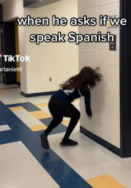 La joven ilustra con una caída lo que siente cuando le hacen estas preguntas