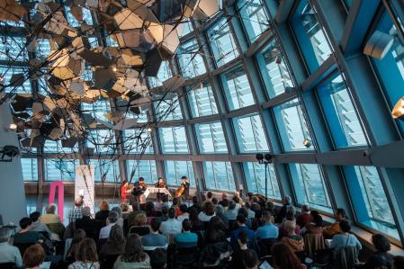 El coreano Arete Quartet hizo su debut español en el mirador Torre Glòries, bajo la instalación de Tomás Saraceno 'Cloud Barcelona'
