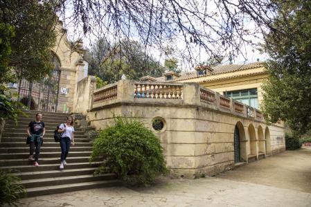 Uno de los accesos a la Font del Gat, en los jardines Laribal