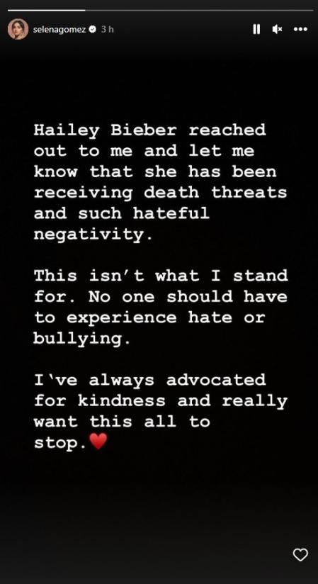 Historia de Selena Gómez defendiendo a Hailey Bieber