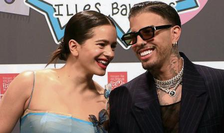 -FOTODELDÍA- GRAF1629. PALMA DE MALLORCA (ESPAÑA), 12/11/2021.- La cantante Rosalía y el cantante y productor puertorriqueño Rauw Alejandro (d) posan para los fotógrafos a su llegada a la gala de Los40 Music Adwards que se celebra este viernes en el Palacio de Congresos, en Palma de Mallorca. EFE/Cati Cladera