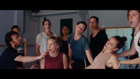 Morau, dando indicaciones a las nueve intérpretes de 'Sonoma'