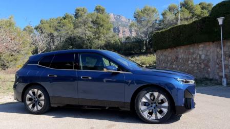 El BMW iX es el buque insignia entre los SUV electrificados, un vehículo grande y altamente tecnológico.