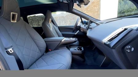 La habitabilidad es muy destacable, pero estas butacas delanteras de estilo deportivo penalizan a personas de estatura baja, que tocarán con la cabeza con el adorno central del reposacabezas.