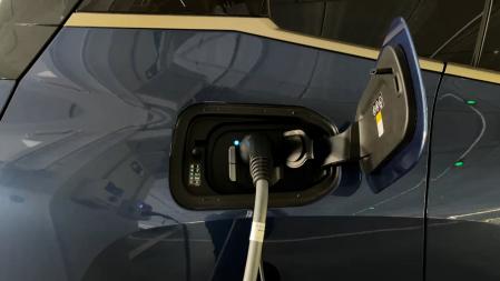 Esta versión acepta conexiones de carga rápida por corriente continua de hasta 150 kW, pero también a corriente alterna convencional de hasta 22 kW.