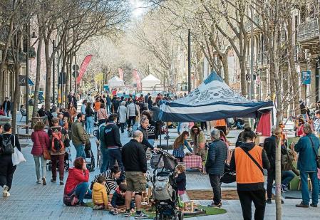 Festa V iu la Superilla Carrer Consell de Cent, entre Rambla Catalñunya i Enric Granados Fotos d'ambient i també que es vegi la nova urbaització de l'eix verd