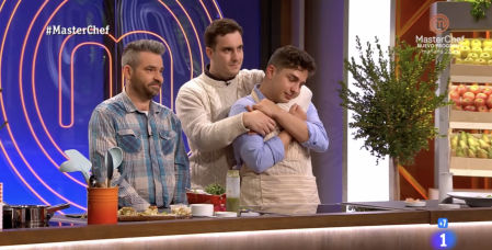 Jeremy junto a su novio y su suegro