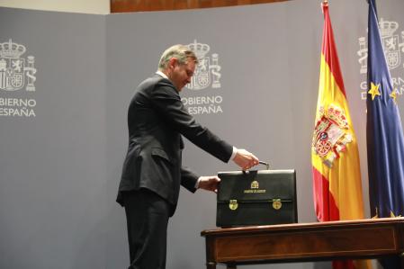 El nuevo ministro de Sanidad, Consumo y Bienestar, José Manuel Miñones, toma posesión de la cartera ministerial.