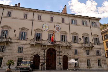 El palacio de España (antiguo palacio Monaldeschi) es un edificio barroco que la Corona española