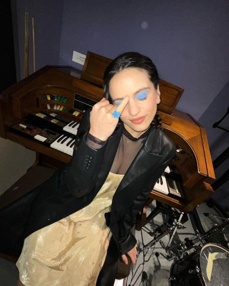 Rosalía con el vestido lencero con la camiseta de tul