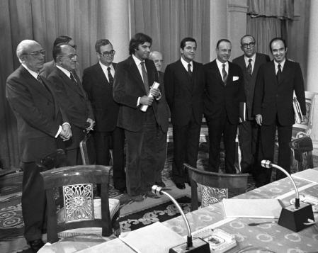 ESPAÑA PACTOS DE LA MONCLOA 1977: MADRID, 25/10/1977.- Se firman los Pactos de la Moncloa. Los representantes de los grupos parlamentarios proceden a firmar en el Palacio de la Moncloa el documento de medidas económicas. De iz a dcha: Enrique Tierno Galván (PSP), Santiago Carrillo (PCE), José María Triginer (Federación catalana PSOE), Joan Raventos (PSC), Felipe González (PSOE), Juan Ajuriaguerra (PNV), Adolfo Suárez (UCD), Manuel Fraga (AP), Leopoldo Calvo Sotelo(UCD) y Miguel Roca (Minoría Catalana). EFE/Mondelo 
Categoría?Es un campo abstracto que determina el tema del contenido (Internacional, Politica...). Se rellena automaticamente en el entorno de Wires o manulamente por los documentalistas en el entorno de archivo  Sub-Categoría?Es un campo abstracto que determina el subtema del contenido (Futbol, Barça...). Actualmente solamente se usa para realizar una categorización más detallada para los objetos relacionados con el Deporte