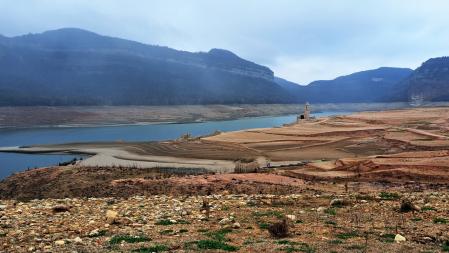 Paisaje de sequía en Sau.
