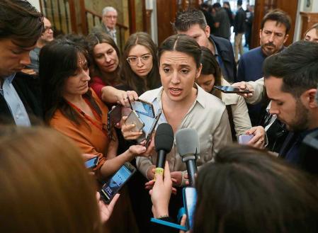MADRID, 29/03/2023.- La ministra de Igualdad, Irene Montero, atiende a los medios en el Congreso que este miércoles celebra sesión de control al Gobierno EFE/ Juan Carlos Hidalgo