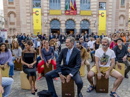 Los Reyes de España en la plaza del Teatro Falla de Cádiz